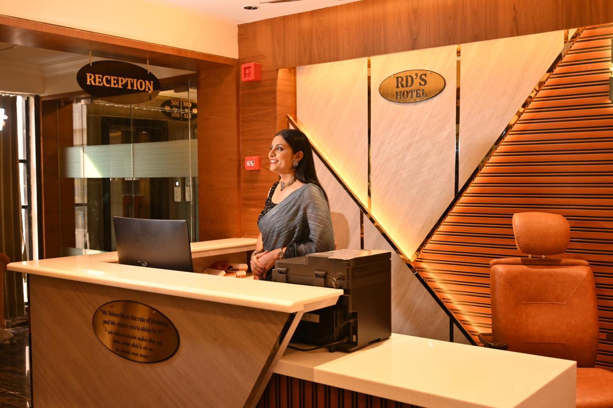 Rds Hotel Ahmedabad Esterno foto