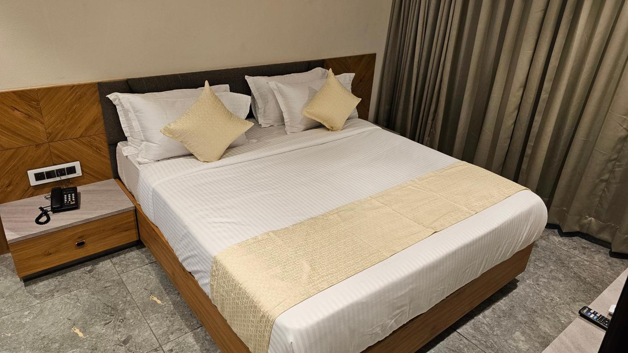 Rds Hotel Ahmedabad Esterno foto